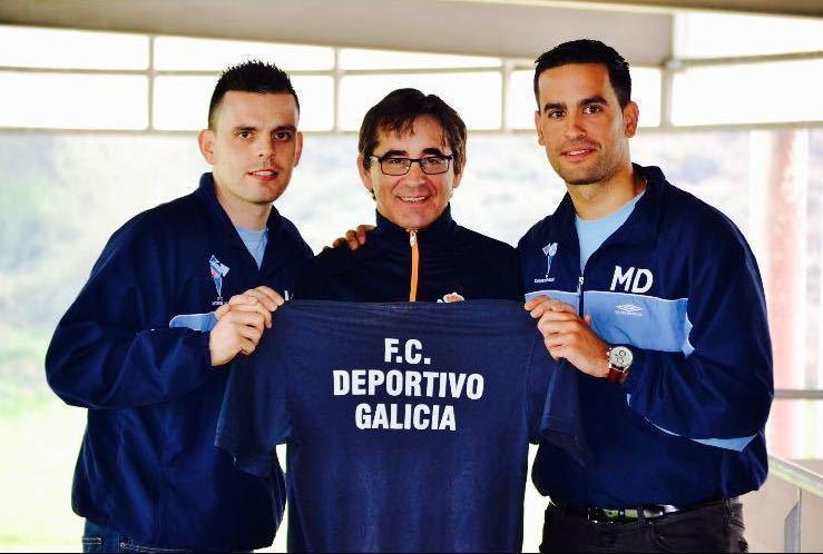 Juan Cambeiro do FC Deportivo Galicia en Londres con Fernando Vazquez e Martin Decabo