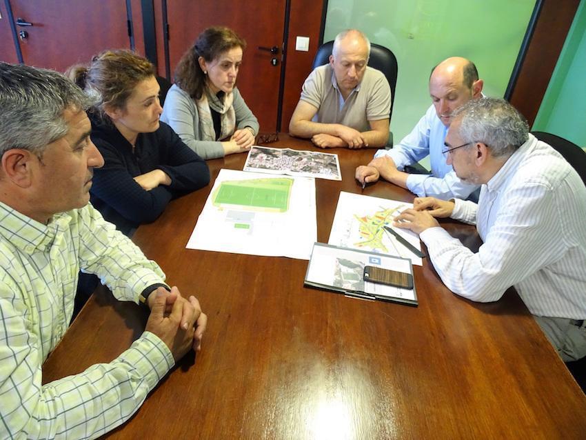 Concello e FGF analizando o proxecto de renovacion de Fontenla