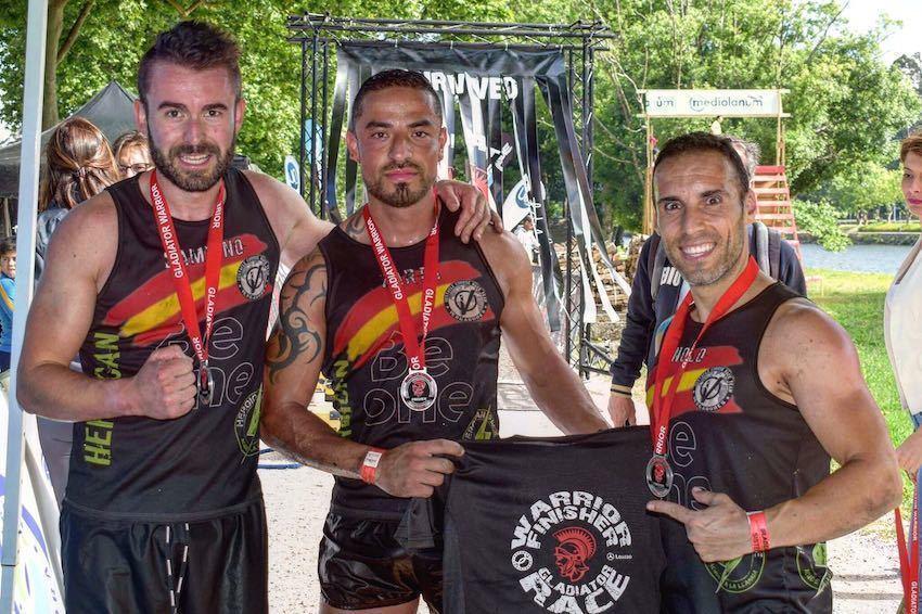 Damian Espasandin a esquerda cos seus companeiros trala Gladiator Race de Pontevedra