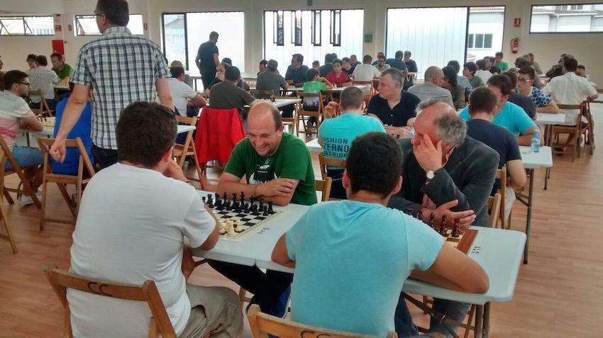 Gurutz Larrañaga, de verde, levou premio en Carballo