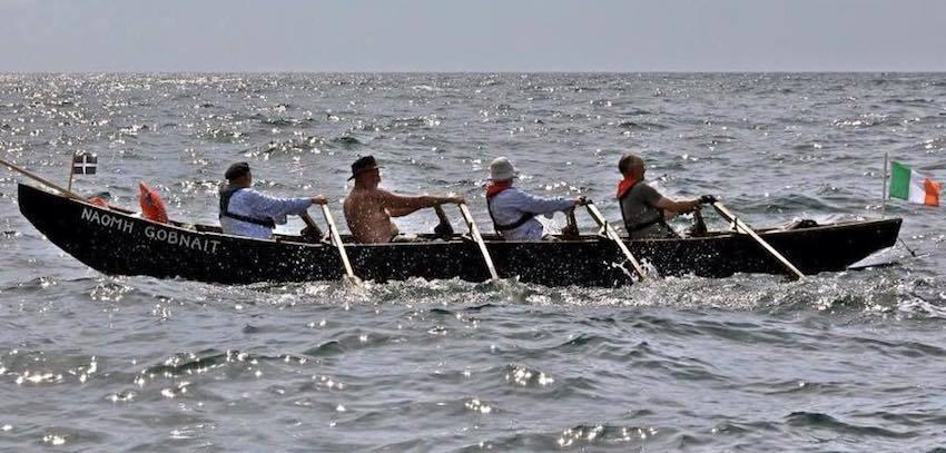 Irlandeses facendo o Camino a remon na Naomhoig na Tinte