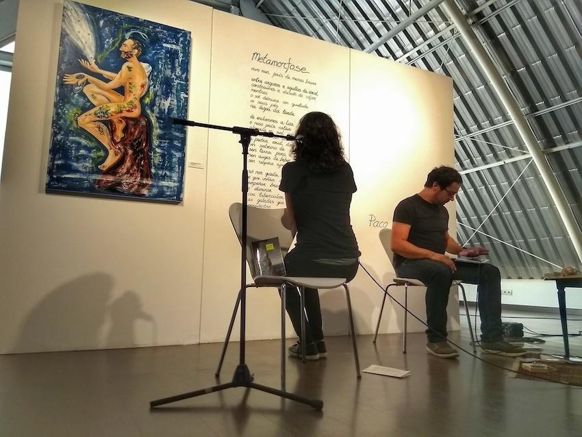 Rosalia Fernandez Rial lendo a Paco Souto na exposicion Lusco e Fusco