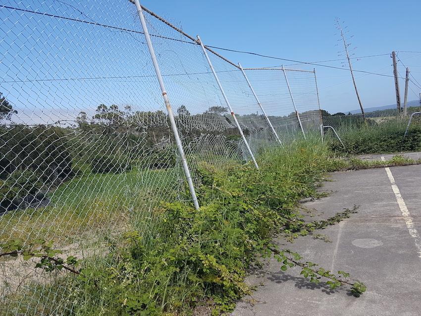 Estado de abandono da Pista Deportiva do Castro-Muxia