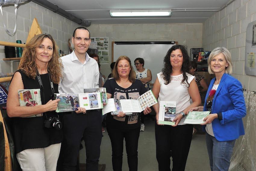 As redeiras de Malpica presentando a nova guía de prevención