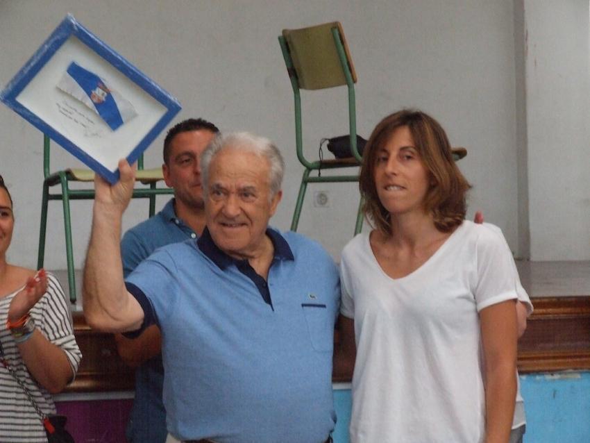 Severino Amarelle en Santa Comba recibindo a primeira homenax