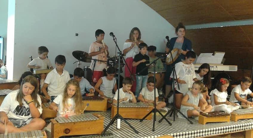 A Orquestra Orff da Esmu de Carnota durante o festival de fin de curso