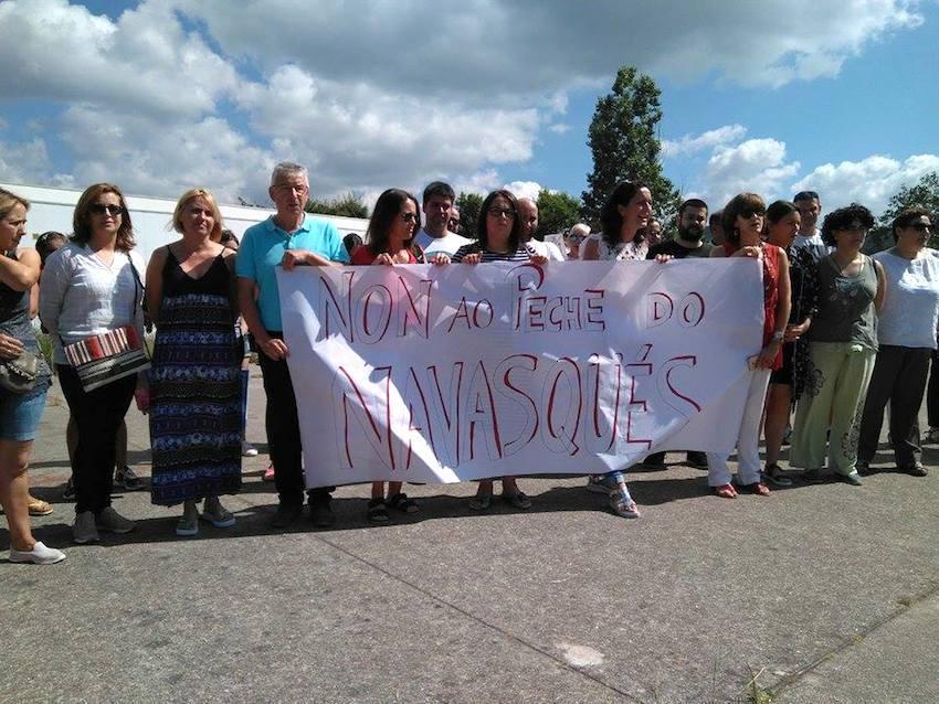 Concentracion no CEIP Rcardo Tobio de Esteiro contra o peche do Cole de Outes