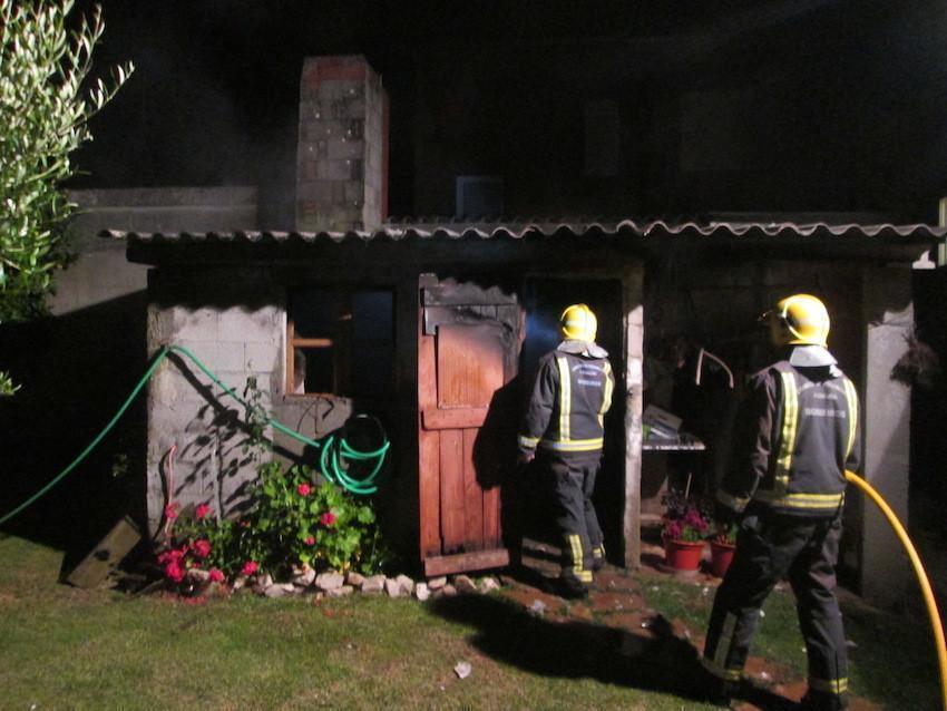 Bombeiros de Carballo sufocando un incendio en Sisamo 2