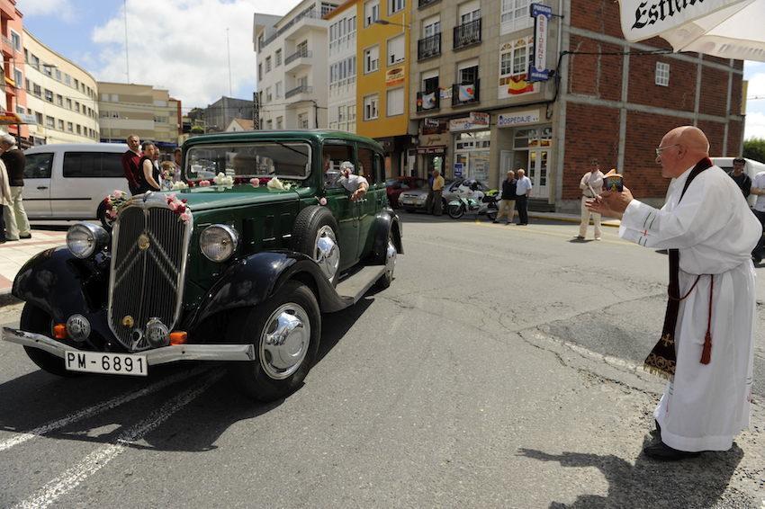 O parroco soe bendecir os coches da Procesion do San Cristobal de Baio-Foto-Marcos Rodriguez