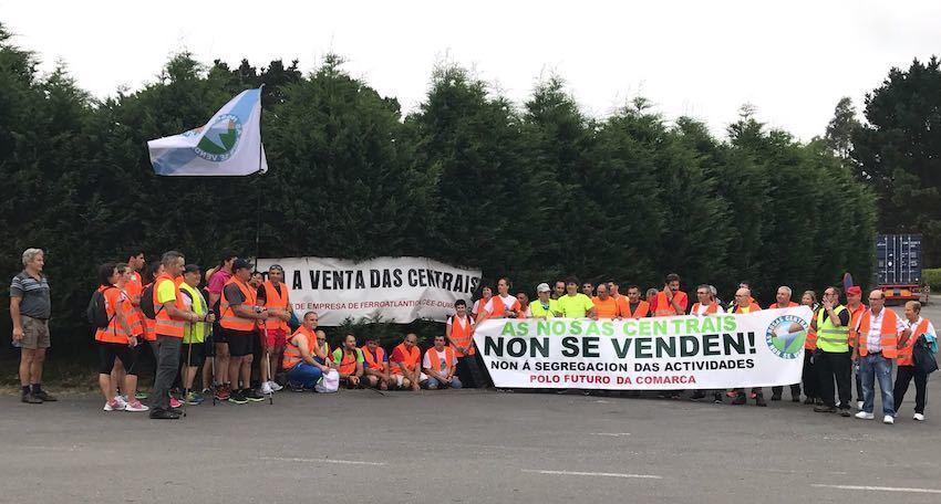 Parada na fábrica de Dumbría para facer foto de familia dos traballadores de Ferroatlántica en marcha reivindicativa