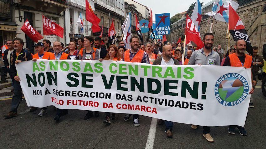 Marcha polos posto de traballo de Ferroatlantica por Compostela cos politicos ac cabeza-Foto-Rafa Quintans