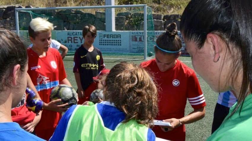Vero Boquete asinando autogramos cas Miudas
