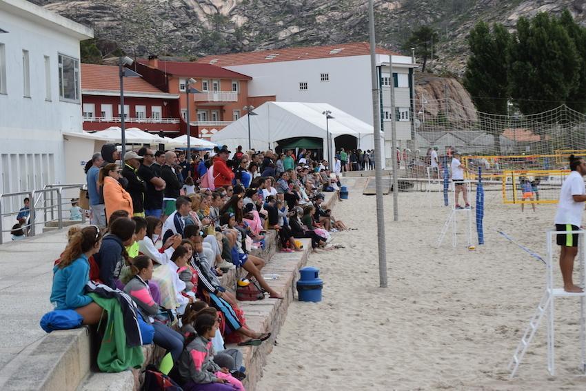 Ambiente na praia do Ezaro para o Campionato de Volei Praia Cadete-Foto-Jorge Castro