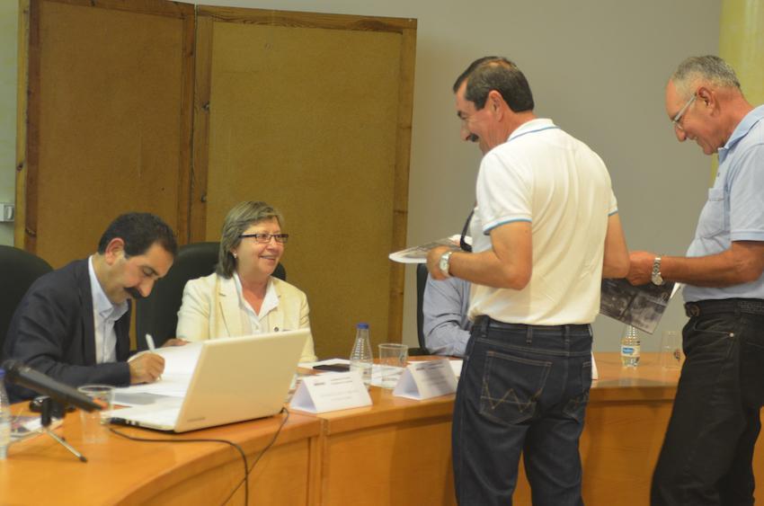 Santiago Llovo Taboada asinando libros en presencia da Conselleira do Mar
