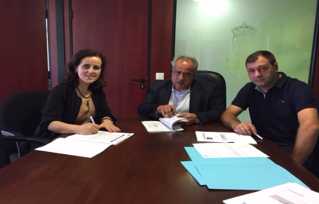 A alcaldesa, o concelleiro delegado de obras e o representante dunha empresa adxudicataria no acto da sinatura do contrato administrativo