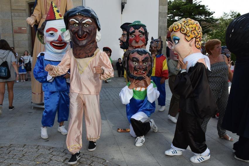 Cabezudos nas Festas da Xunqueira de Cee-Foto-Rafa Quintans 2