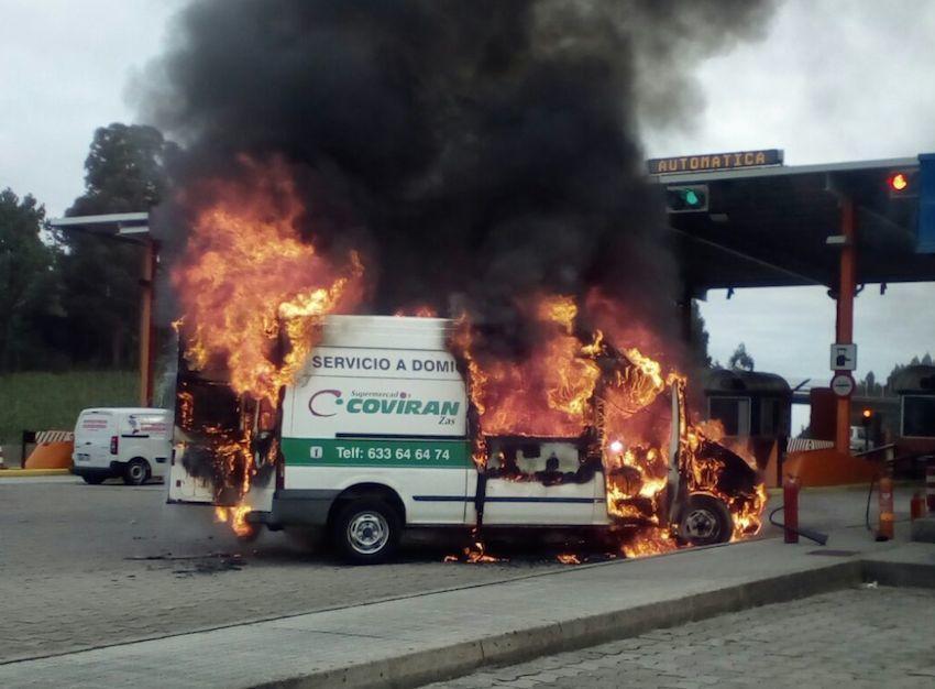Furgoneta incendiada en plena peaxe de Paiosaco