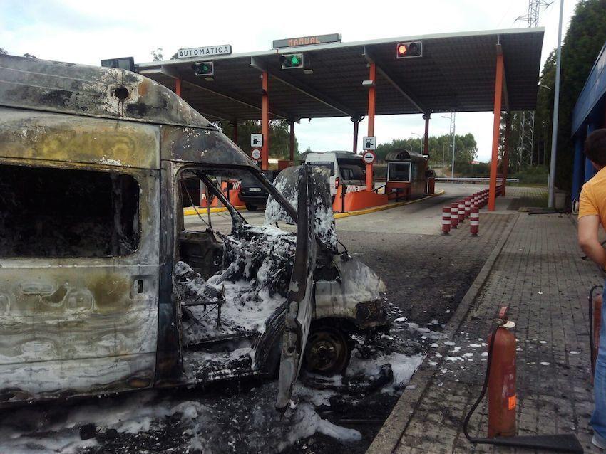 Incendio dunha Furgoneta na peaxe de Paisaco
