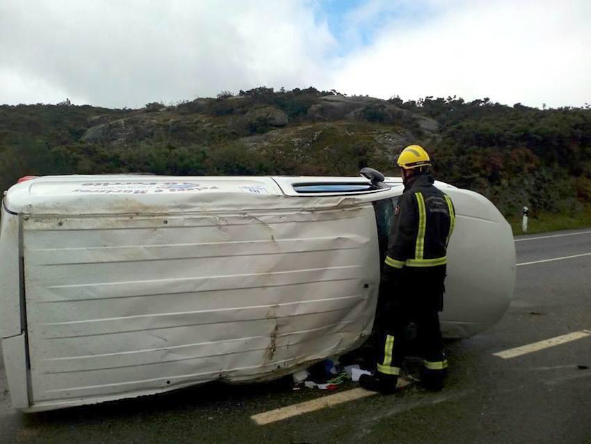 Accidente dunha furgoneta de peixe en Mazaricos-Foto-Ges MurosAccidente dunha furgoneta de peixe en Mazaricos-Foto-Ges Muros