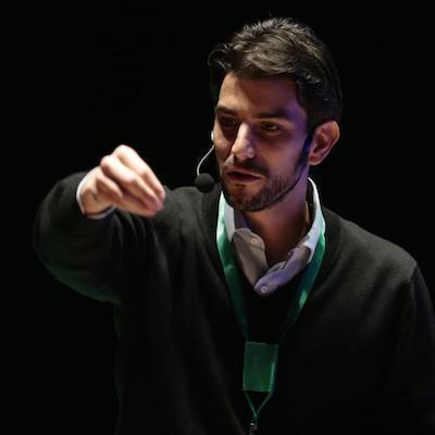 Dani Cerqueiro dando unha das suas charlas en Inventatucomunicacion