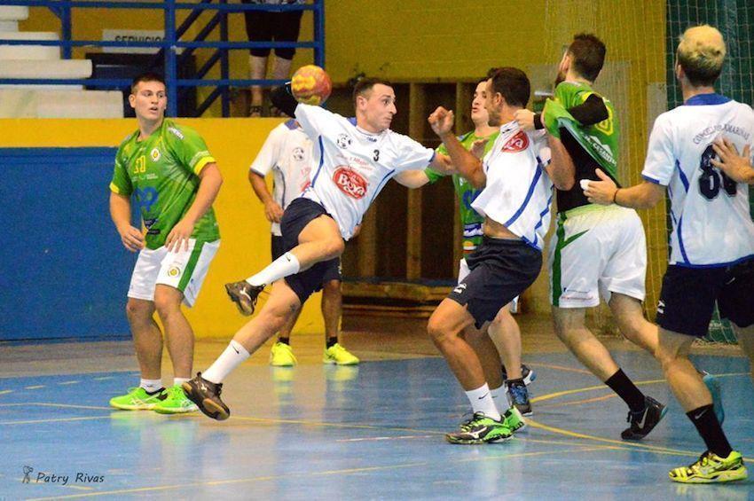Cristian Canosa tirando ante o Sar-Foto-Patry Rivas