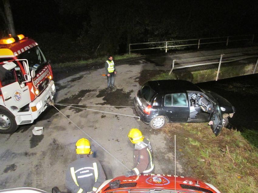 Bombeiros de Carballo rescatando un coche