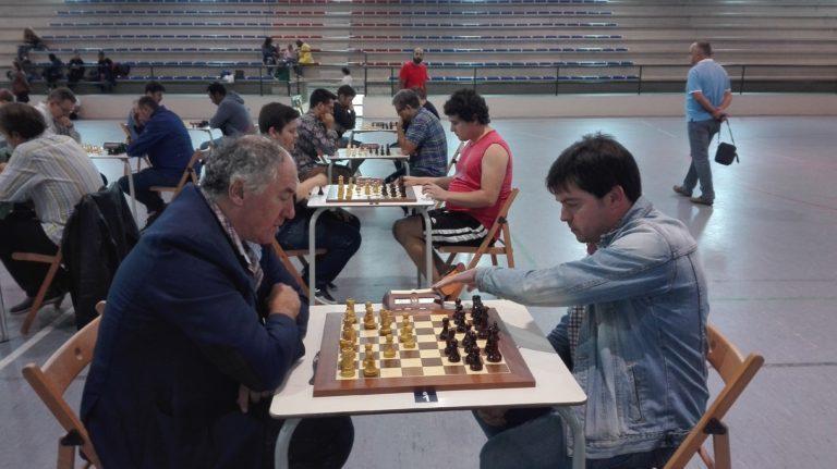 Aleksa Strikovic disputando unha partida en Malpica ante o corcubionés Soneira