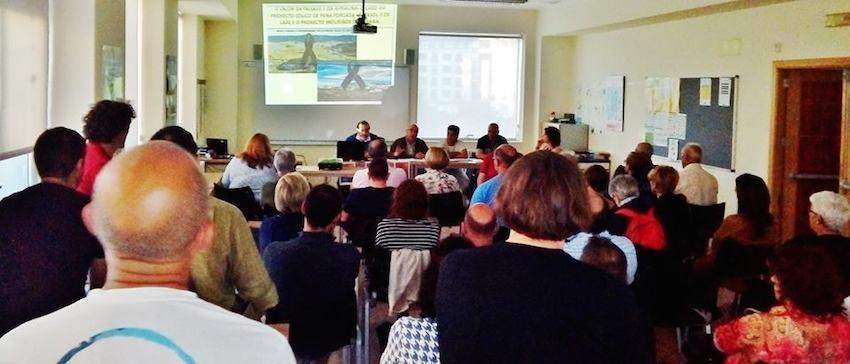 Encontro de 9 colectivos costeiros sobre a Lei de Depredacion de Galicia en Carballo