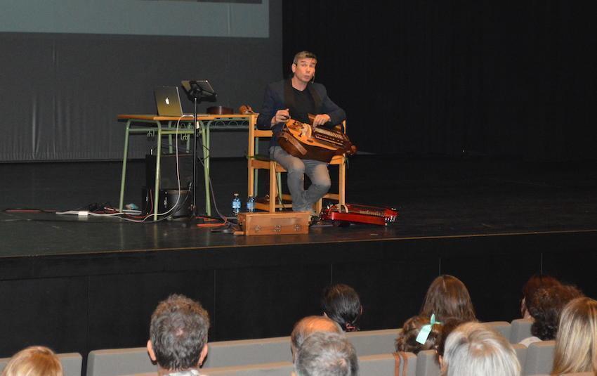 Anxo Pintos fixo un concerto comentado en Cee
