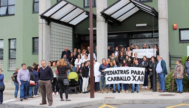 Protestas en Carballo polo servizo de pediatria a semana pasada