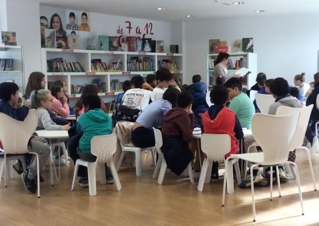 Alumnos do cole de Rus na Biblioteca de Carballo