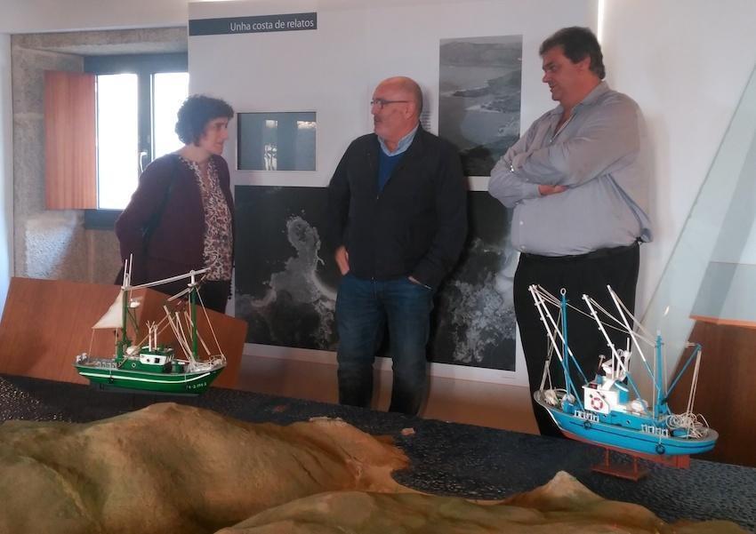 Goreti Sanmartin con Xose Manuel Pose e Mouzo Castineira no Museo do Mar de Laxe
