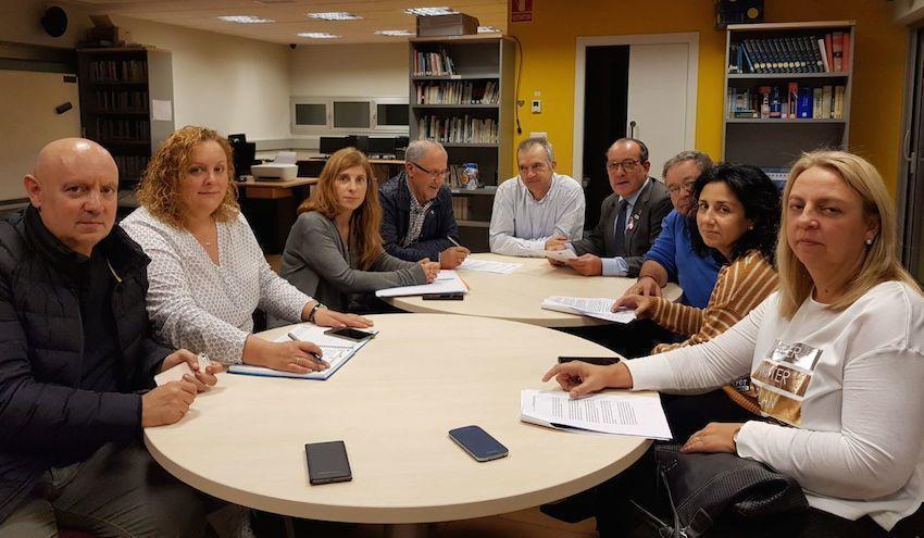 Suso Campos (Carnota), Paula Mouzo (Vimianzo, Loli Toja (a deputada laxesa), Manuel Lamela (Cee), Lalo Insua (Corcubión), Pichurri (Camariñas), Juan Carlos Canosa (Camariñas), Margarita Lamela (Cee) e Manuela Fernández Louro (Corcubión) na reunión da Agrupación Socialista comarcal