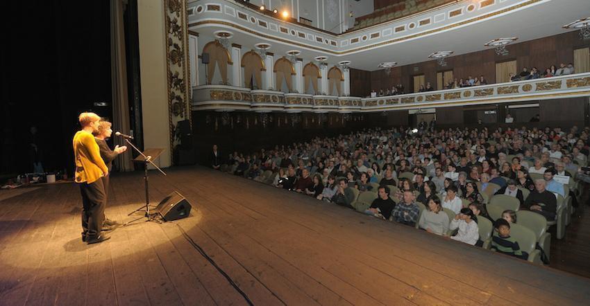 Enma Abella e Goretti Sanmartin no Teatro Colon na homenaxe a Paco Souto