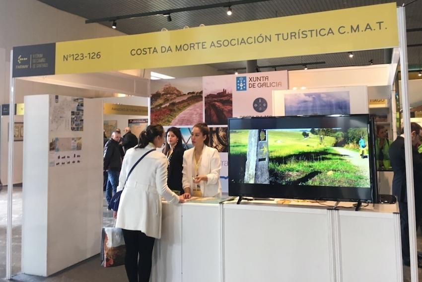 As mozas de Becedos no posto da CMAT na Fairway