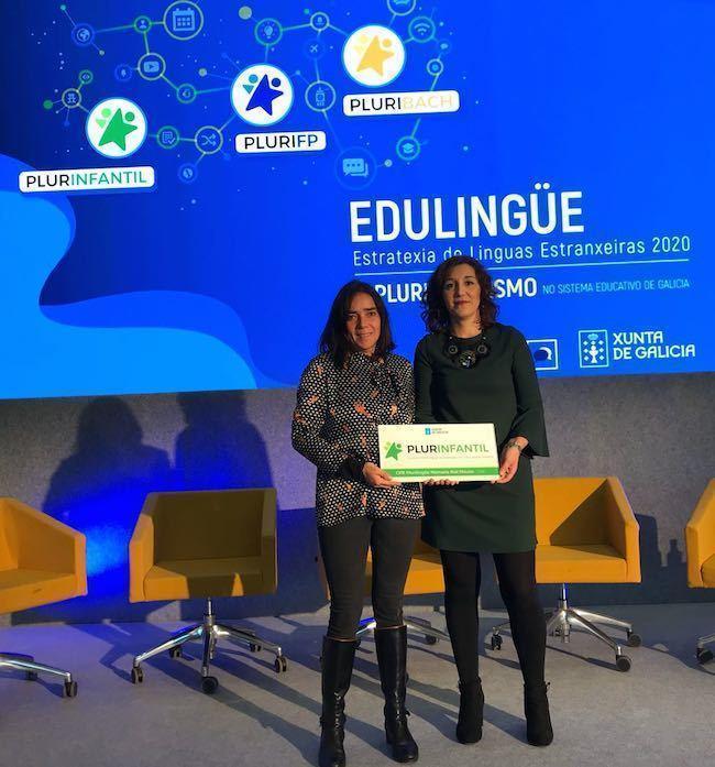 Idoya Elorza Lema e Gema Fdez recollendo o premio ao Manuela Rial no Gaias