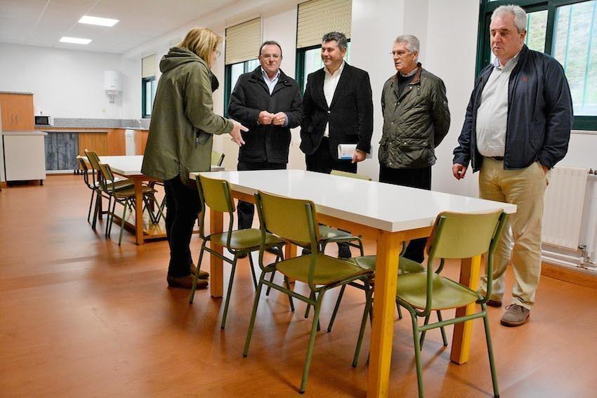O delegado territorial Ovidio Romero estivo acompañado na súa visita polo alcalde de Malpica, Eduardo Parga, e pola directora do centro, María Olga Rodríguez.