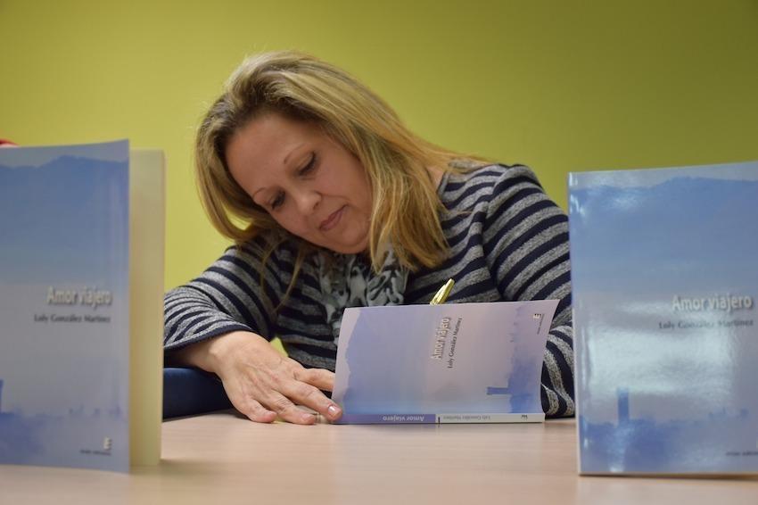 Loly Gonzalez asinando os seus libros Amor viajero-Foto-Rafa Quintans