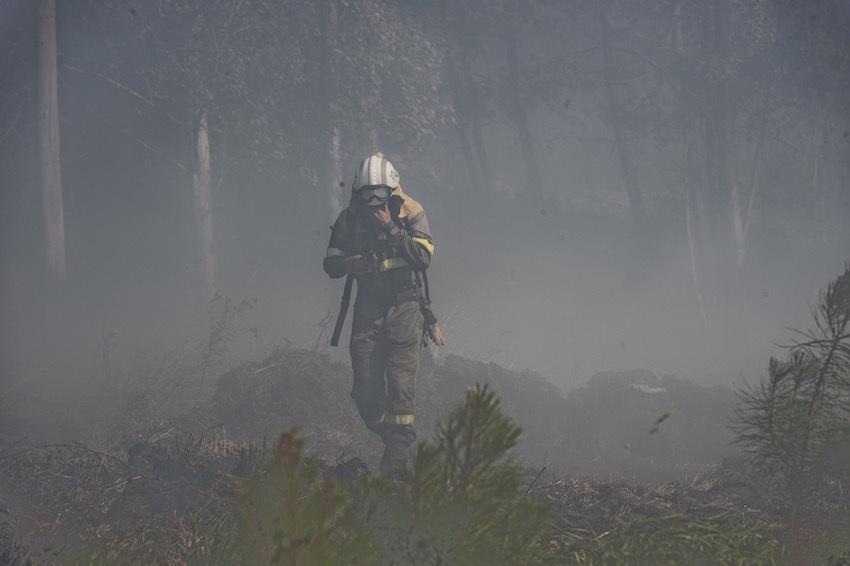 Imaxe dun bombeiro nun incendio en Berdoias-Foto-Marcos Rodriguez