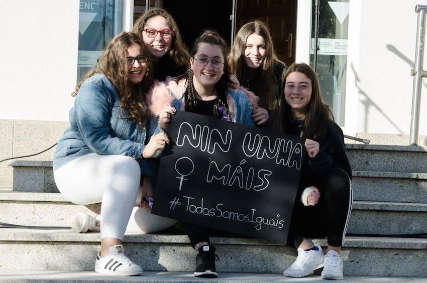 Concentracion do ensino de Camarinas contra a Violencia machista 1