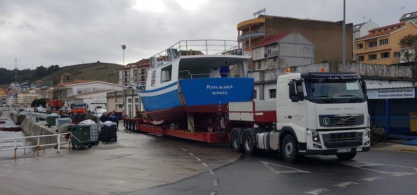 Barco Playa Blanca entrando no porto de Laxe
