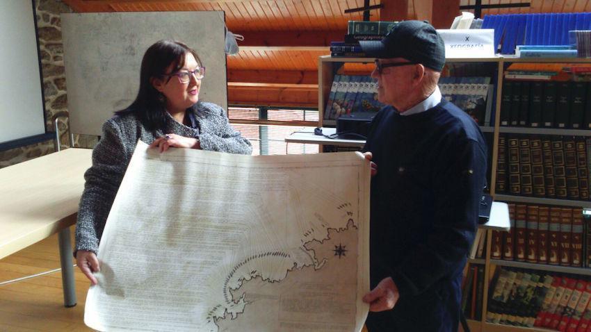 Pepe de Oleghario entrega unha carta nautica a Viki Rivadulla