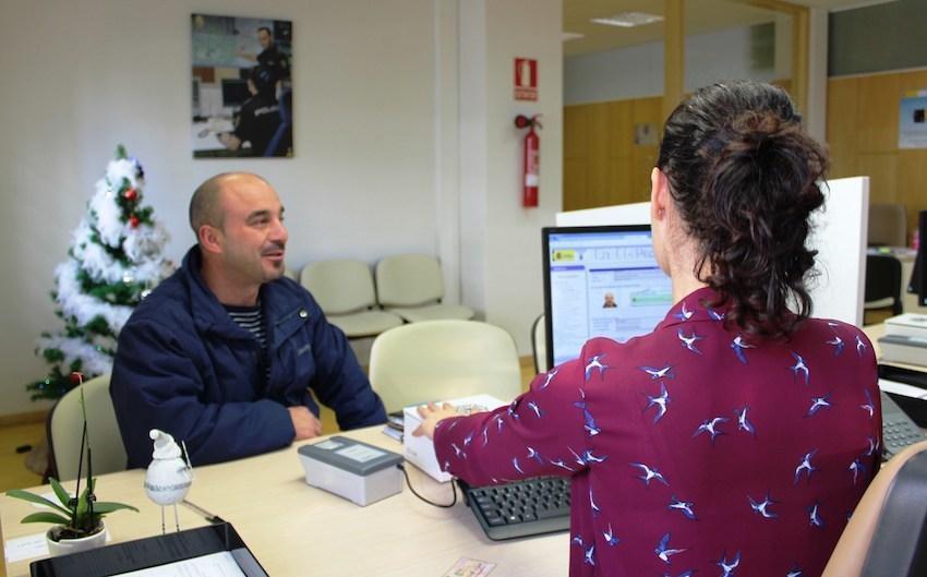 Tramitando o DNI en Carballo