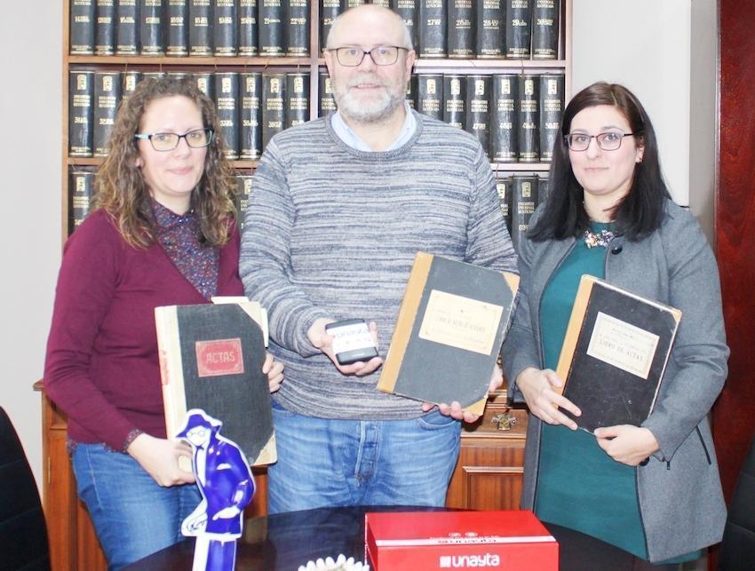 Marta Rey Lema, Concelleira de Cultura, Manuel Antelo, Alcalde de Vimianzo e Balbina Gándara da empresa Unyata