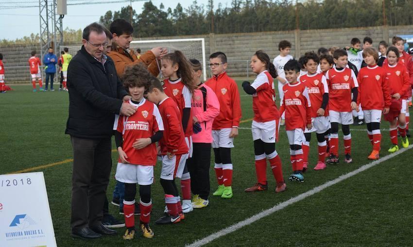 O alcalde de Malpica Eduardo Parga entregando as medallas