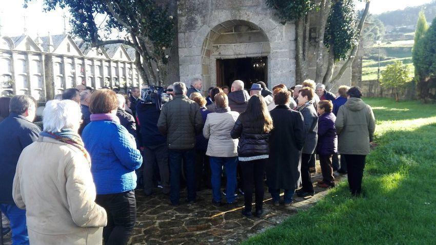 A vecinanza de Corcoesto nunha reunion co vigairo para tratar o tema do sacerdote Leonel Diaz