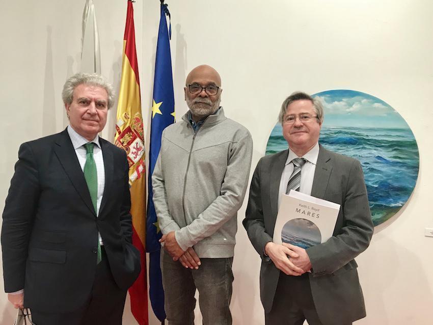 O escritor e exministro Cesar A Molina co artista Keith L Boyd el coordinador de Actividades de la Casa Ramon Jimene