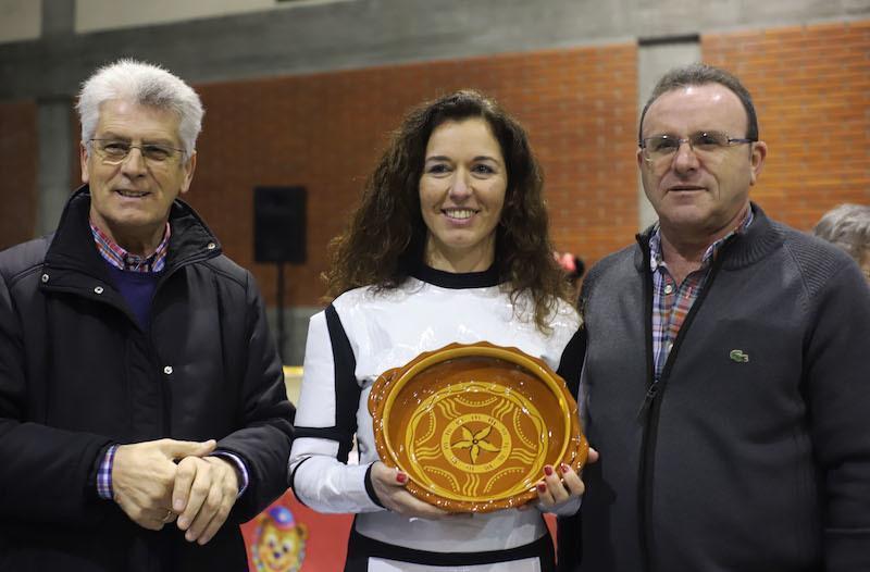 Isabel Camino recibe o primeiro premio Amateur do Concurso de Doces de Entroido de Malpica 2018