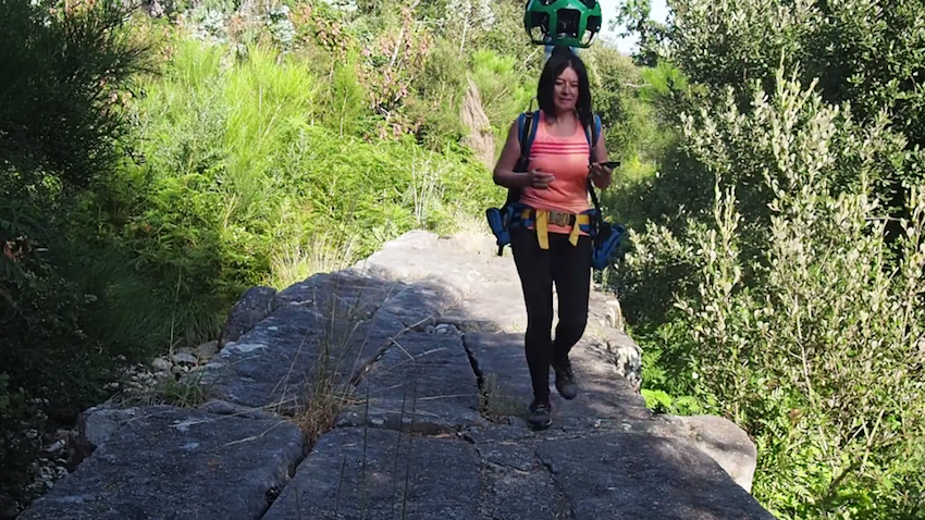 A voluntaria Ita coa camara de google mapeando o Monte Pindo