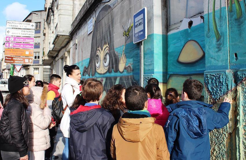 Visita escolar guiada polos murais de Carballo